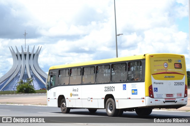 Viação Pioneira 226921 na cidade de Brasília, Distrito Federal, Brasil, por Eduardo Ribeiro. ID da foto: 7752246.