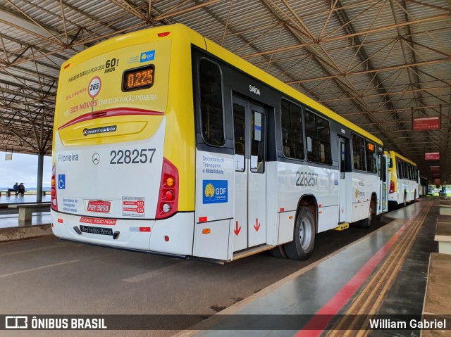 Viação Pioneira 228257 na cidade de Ceilândia, Distrito Federal, Brasil, por William Gabriel. Número da foto: #7754674.