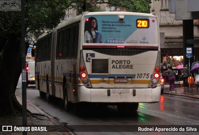 Trevo Transportes Coletivos 1075 na cidade de Porto Alegre, Rio Grande do Sul, Brasil, por Rudnei Aparecido da Silva. Número da foto: #7765963.
