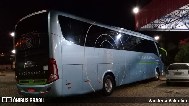 Viação Garcia 8225 na cidade de Bauru, São Paulo, Brasil, por Vanderci Valentim. Número da foto: #7681375.