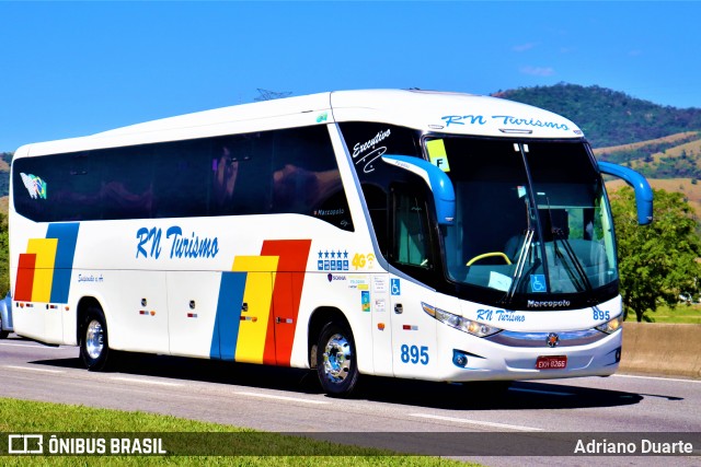 Empresa de Turismo Rio Negro 895 na cidade de Roseira, São Paulo, Brasil, por Adriano Duarte. Número da foto: #7676904.