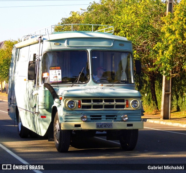 Ônibus Particulares  na cidade de Curitiba, Paraná, Brasil, por Gabriel Michalski. ID da foto: 7789937.