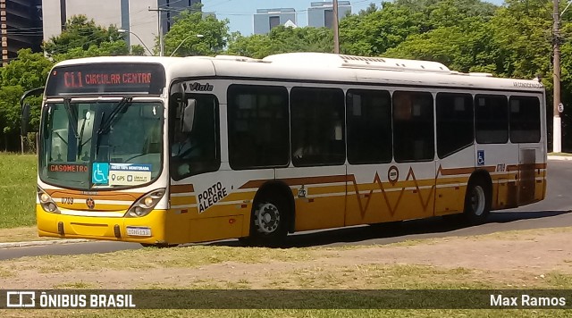Companhia Carris Porto-Alegrense 0709 na cidade de Porto Alegre, Rio Grande do Sul, Brasil, por Max Ramos. Número da foto: #7691825.