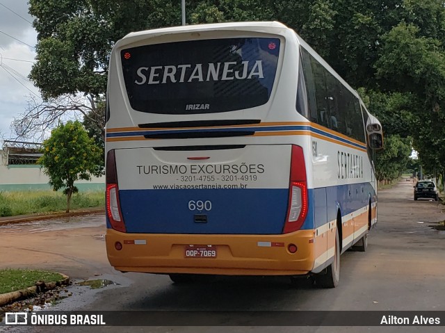 Viação Sertaneja 690 na cidade de Pompéu, Minas Gerais, Brasil, por Ailton Alves. ID da foto: 7696639.