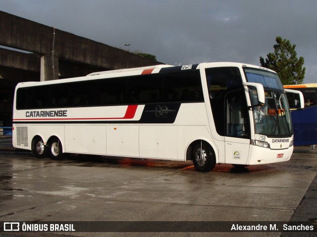 Auto Viação Catarinense 2256 na cidade de Curitiba, Paraná, Brasil, por Alexandre M.  Sanches. ID da foto: 7828647.