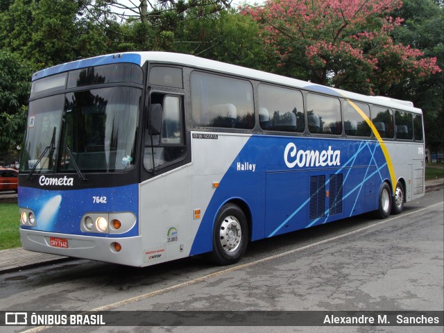 Viação Cometa 7642 na cidade de Curitiba, Paraná, Brasil, por Alexandre M.  Sanches. ID da foto: 7846698.