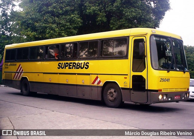 Viação Itapemirim 25041 na cidade de São Paulo, São Paulo, Brasil, por Márcio Douglas Ribeiro Venino. Número da foto: #7849399.