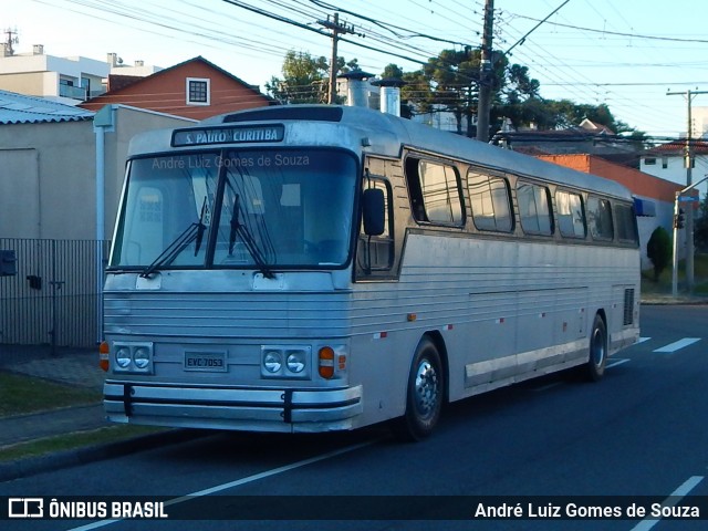 Ônibus Particulares 7053 na cidade de Curitiba, Paraná, Brasil, por André Luiz Gomes de Souza. ID da foto: 7884868.