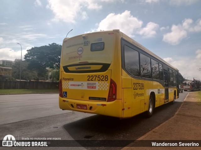 Viação Pioneira 227528 na cidade de Brasília, Distrito Federal, Brasil, por Wanderson Severino. Número da foto: #7819192.