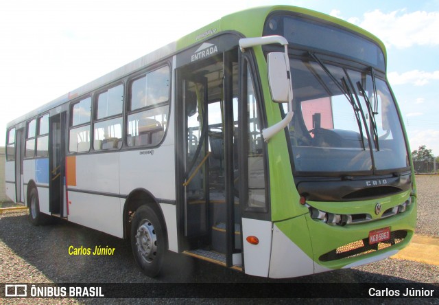 Ônibus Particulares 5863 na cidade de Goiânia, Goiás, Brasil, por Carlos Júnior. Número da foto: #7914390.