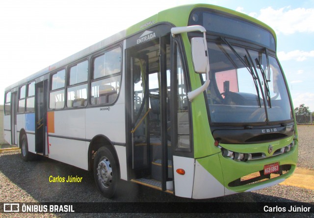 Ônibus Particulares 5863 na cidade de Goiânia, Goiás, Brasil, por Carlos Júnior. ID da foto: 7914390.