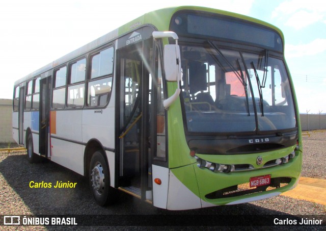 Ônibus Particulares 5863 na cidade de Goiânia, Goiás, Brasil, por Carlos Júnior. Número da foto: #7917806.