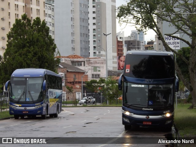 Viação Cometa 18302 na cidade de Curitiba, Paraná, Brasil, por Alexandre Rodrigo. ID da foto: 7927865.