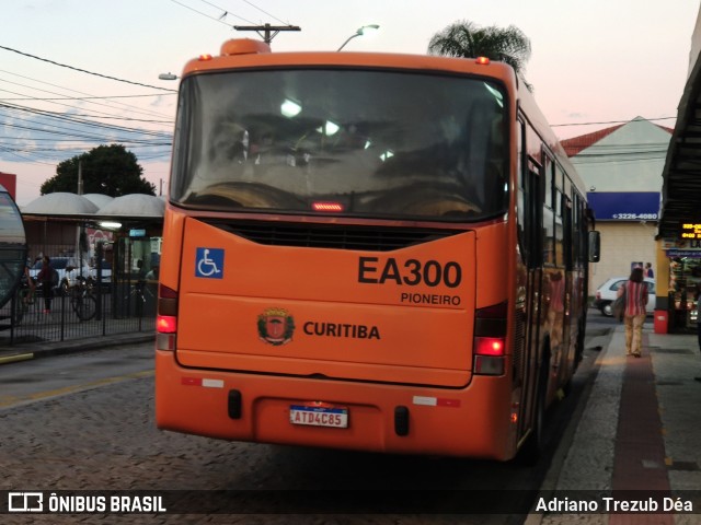 Auto Viação São José dos Pinhais EA300 na cidade de Curitiba, Paraná, Brasil, por Adriano Trezub Déa. ID da foto: 7951234.