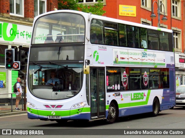 First Leeds 39205 na cidade de Leeds, West Yorkshire, Inglaterra, por Leandro Machado de Castro. Número da foto: #8004345.