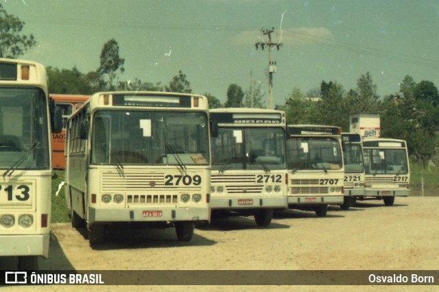 Viação Santo Ângelo 2709 na cidade de Colombo, Paraná, Brasil, por Osvaldo Born. Número da foto: #8016252.