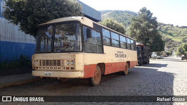 Ônibus Particulares  na cidade de Porciúncula, Rio de Janeiro, Brasil, por Rafael Souza. Número da foto: #7984465.