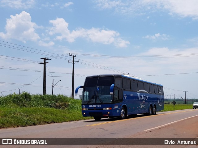 Ônibus Particulares 15 na cidade de Campo Mourão, Paraná, Brasil, por Elvio Antunes. Número da foto: #8065792.