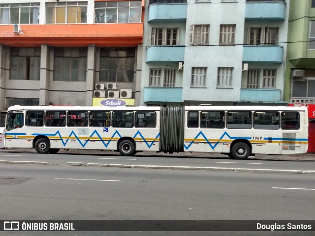 Trevo Transportes Coletivos 1068 na cidade de Porto Alegre, Rio Grande do Sul, Brasil, por Douglas Santos. ID da foto: 8066645.