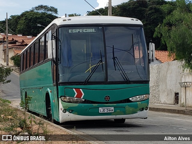 Ônibus Particulares 2444 na cidade de Carmo do Cajuru, Minas Gerais, Brasil, por Ailton Alves. Número da foto: #8118470.