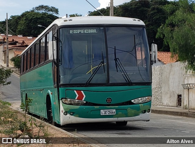 Ônibus Particulares 2444 na cidade de Carmo do Cajuru, Minas Gerais, Brasil, por Ailton Alves. ID da foto: 8118470.