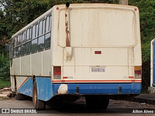 Ônibus Particulares 9575 na cidade de Divinópolis, Minas Gerais, Brasil, por Ailton Alves. Número da foto: #8144094.