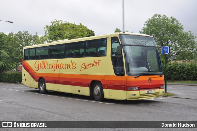 Gillingham's Coaches  na cidade de Guisborough, North Yorkshire, Inglaterra, por Donald Hudson. Número da foto: #8146126.