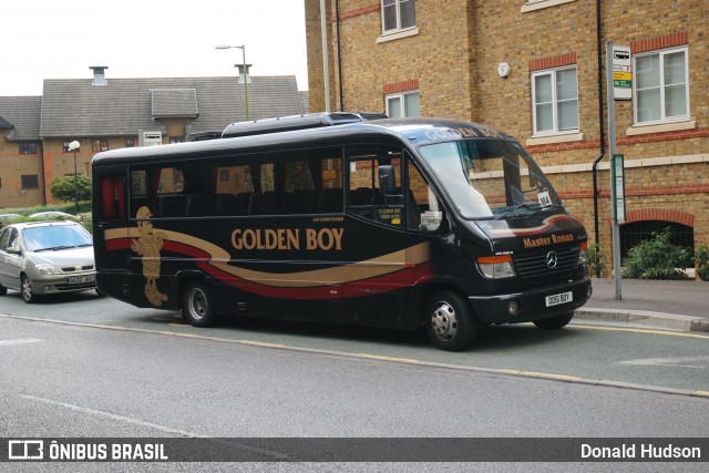 Golden Boy 492 na cidade de Ware, Hertfordshire, Inglaterra, por Donald Hudson. Número da foto: #8079639.