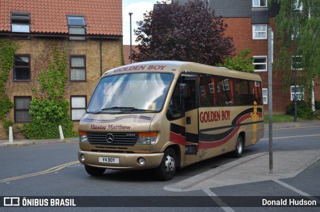 Golden Boy 497 na cidade de Hertford, Hertfordshire, Inglaterra, por Donald Hudson. Número da foto: #8079649.