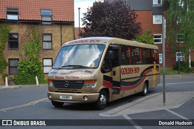 Golden Boy 497 na cidade de Hertford, Hertfordshire, Inglaterra, por Donald Hudson. ID da foto: 8079649.