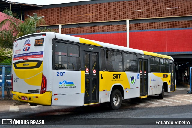 Transporte Urbano São Miguel 2107 na cidade de Uberlândia, Minas Gerais, Brasil, por Eduardo Ribeiro. Número da foto: #8193965.