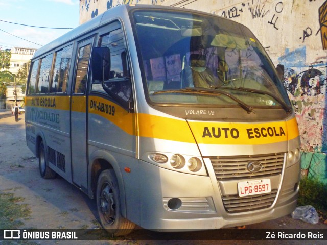 Auto-Escola Mocidade DH-AB/039 na cidade de Rio de Janeiro, Rio de Janeiro, Brasil, por Zé Ricardo Reis. Número da foto: #8205796.