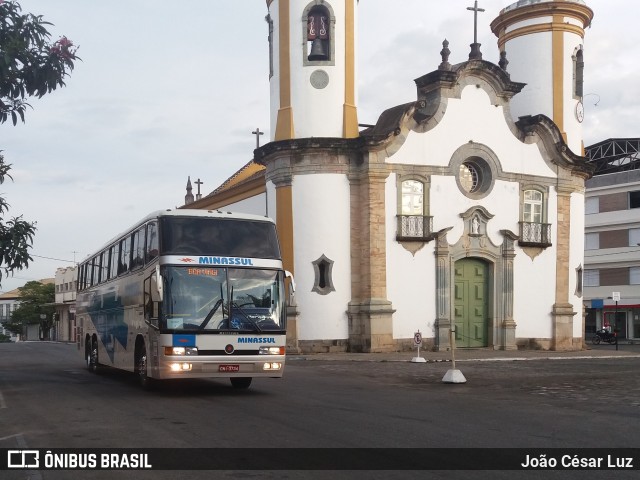 MinasSul - Minastur - Viação Minas Tour 9990 na cidade de Oliveira, Minas Gerais, Brasil, por João César Luz. ID da foto: 8225771.