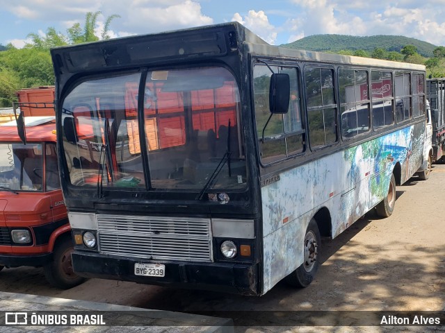 Ônibus Particulares 2339 na cidade de Carmo da Mata, Minas Gerais, Brasil, por Ailton Alves. ID da foto: 8227990.