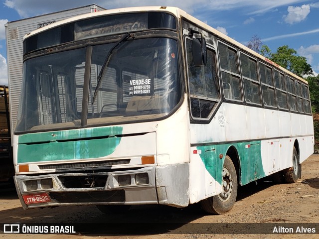 Ônibus Particulares 8525 na cidade de Cláudio, Minas Gerais, Brasil, por Ailton Alves. ID da foto: 8233287.