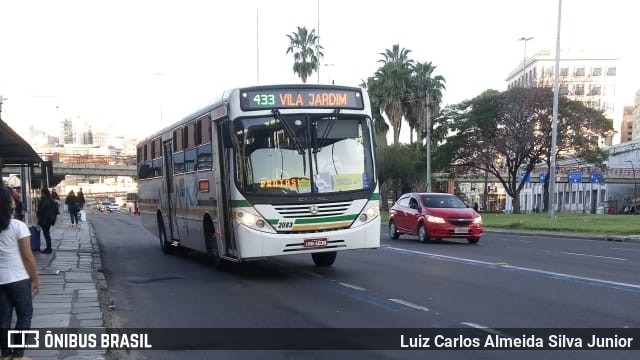 Auto Viação Presidente Vargas 2063 na cidade de Porto Alegre, Rio Grande do Sul, Brasil, por Luiz Carlos Almeida Silva Junior. ID da foto: 8237433.